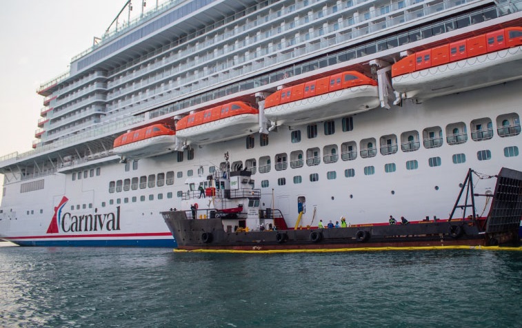 Crucero Carnival siendo llenado por BIP MAR II