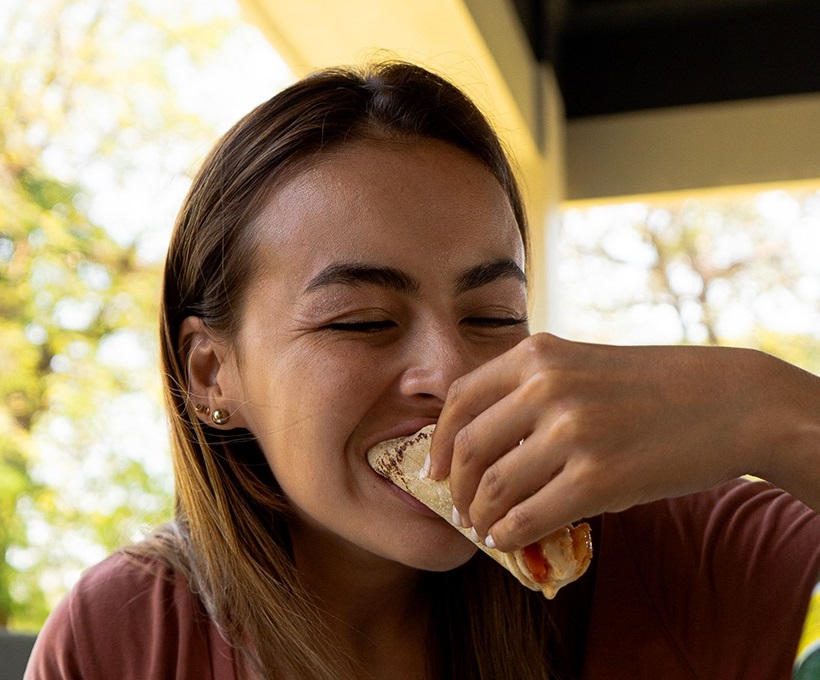 Mujer comiendo, Roatan Born, Honduras